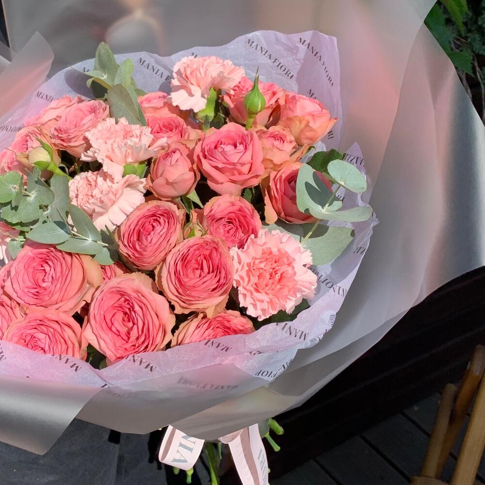 Букет из кустовой пионовидной розы, диантуса и эвкалипта