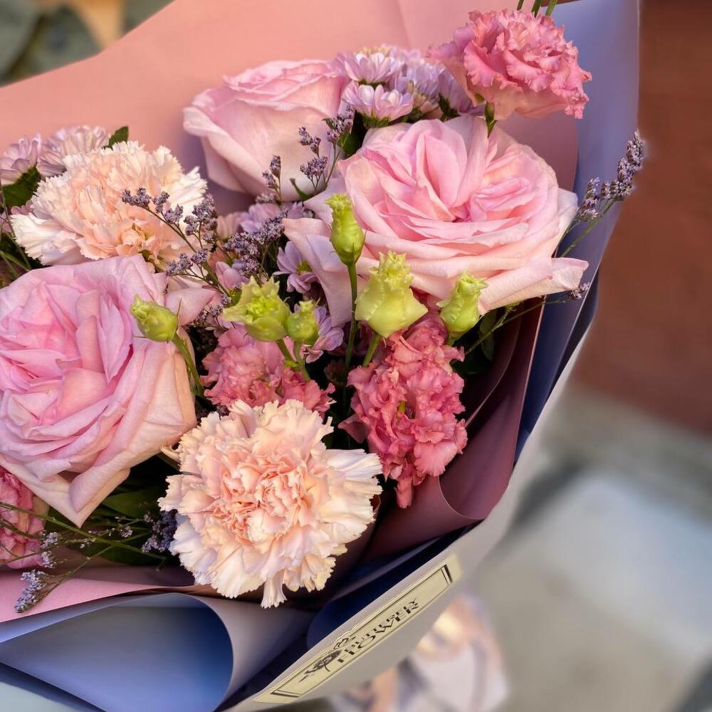 Букет из гиперикума, лимониума, кустовой хризантемы, гвоздики, эустомы и пионовидных роз в стильной упаковке "Ревекка"