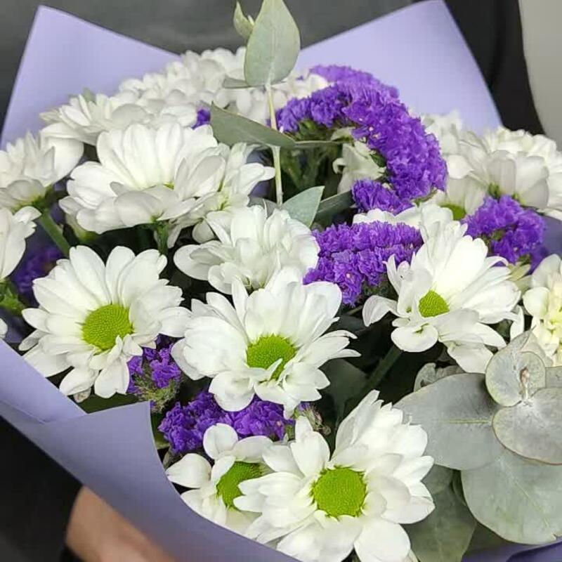 Букет из ромашковой хризантемы, статицы и эвкалипта "Счастье"