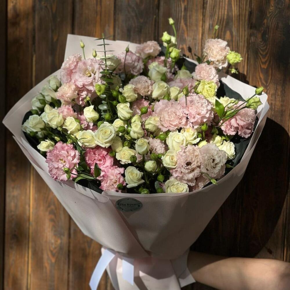 Кустовая роза и эустома